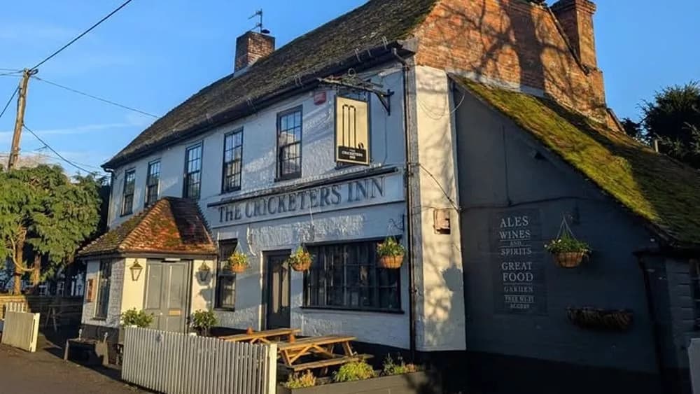 Front view of the Cricketers Inn in Longparish.