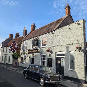 Front view of the Rose and Crown in Wells.
