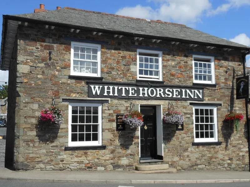 Front outdoor view of the White Horse Inn Launceston.
